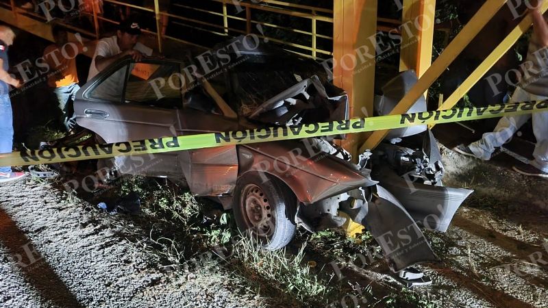 Choca su auto contra puente peatonal en la carretera Escárcega-Chetumal y muere
