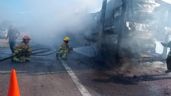 Fuego consume un tráiler 'madrina' en la vía Escárcega-Villahermosa