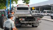 Patrullas trasladan a turistas afectados por bloqueo de taxistas al aeropuerto de Cancún: EN VIVO