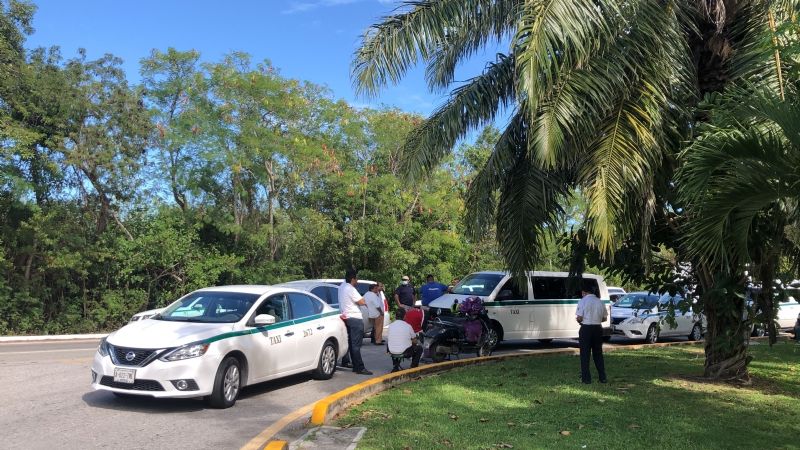 Taxistas imponen "operativo carrusel" para alentar tránsito en Cancún