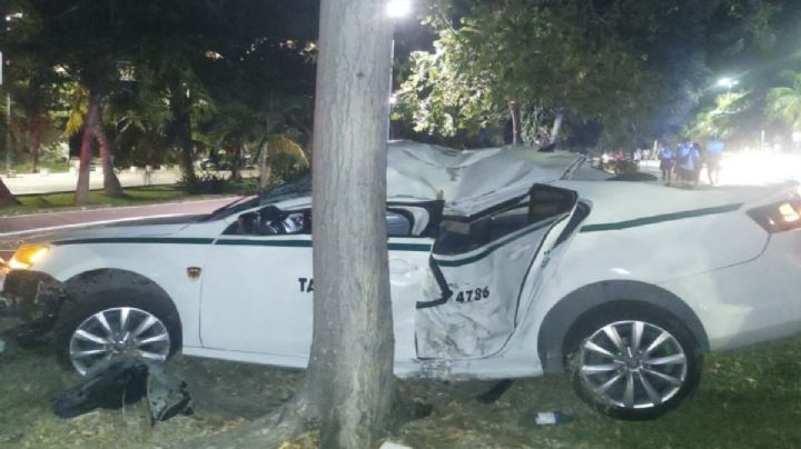 Taxi choca contra un árbol en la Zona Hotelera de Cancún