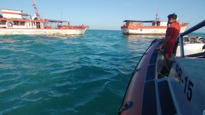Marina rescata a 15 tripulantes de una barco que se hundía en las costas de Progreso