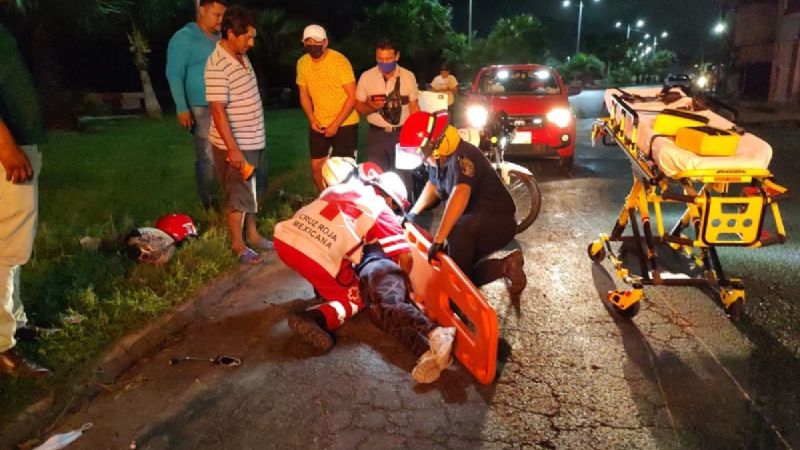Derrapa motocicleta en Ciudad del Carmen; mujer gravemente lesionada