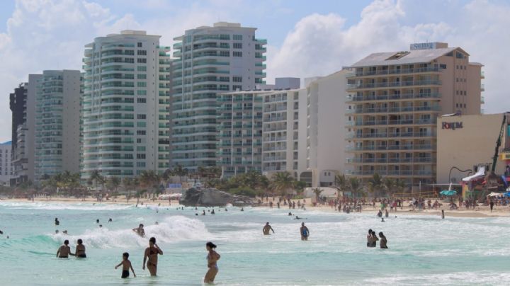 Turistas disfrutan del buen clima en la playa Gaviota Azul en Cancún