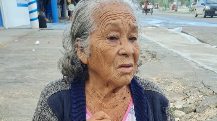 Abuelita 'aparece' en gasolinera de Escárcega; piden ayuda para localizar a su familia