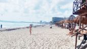 Bañistas llegan a Playa Delfines en Cancún pese a efectos del Frente Frío 27: EN VIVO