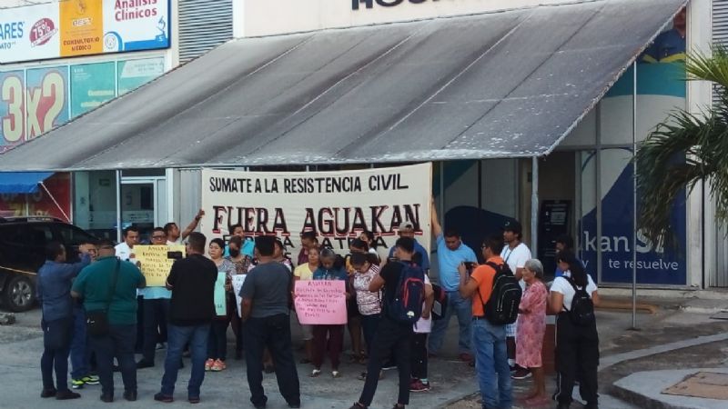 Un grupo de personas se manifiesta en contra de Aguakan en Playa del Carmen