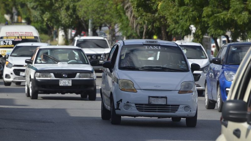 Taxistas de Cancún pausan cacería contra choferes de Uber