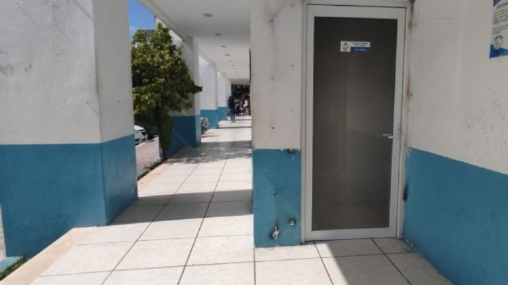 FGE Playa del Carmen niega acceso a los baños; ciudadanos, obligados a ir al monte