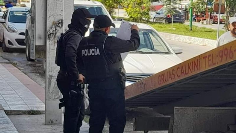 Policías de Xpujil decomisan auto a conductor por carecer de documentos