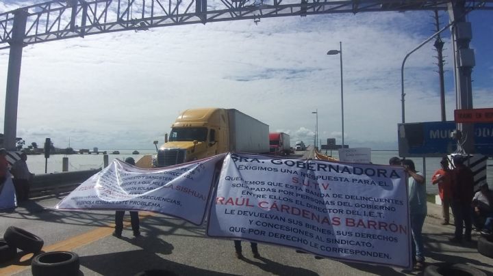 Empleados del Ayuntamiento de Ciudad del Carmen protestan en el puente Zacatal: EN VIVO