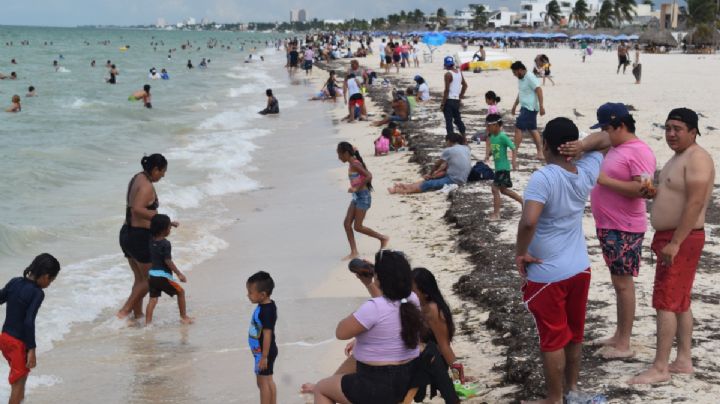 ¡Ni la lluvia los detiene! Turistas abarrotan las playas de Progreso este domingo