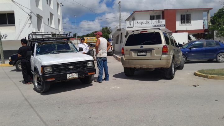 Choque entre camionetas en la avenida Héctor Pérez Martínez de Escárcega, Campeche