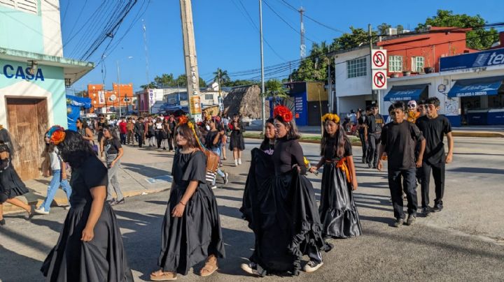 Secundaria en José María Morelos celebró Hanal Pixan con desfile de las ánimas