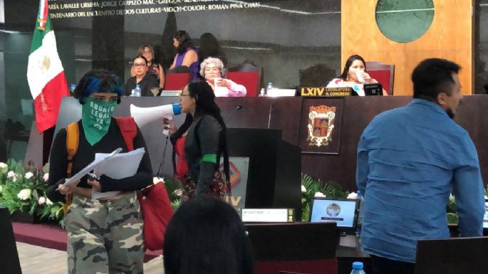 Feministas irrumpen en el Congreso de Campeche para exigir la despenalización del aborto