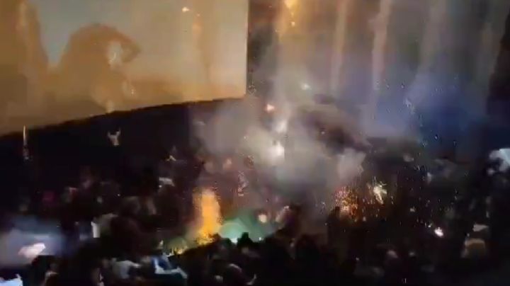 Fuegos pirotécnicos en una sala de cine provocan estampida humana: VIDEO