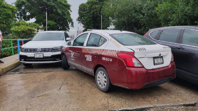 Taxista derrapa por el pavimento mojado y choca contra un auto en Ciudad del Carmen