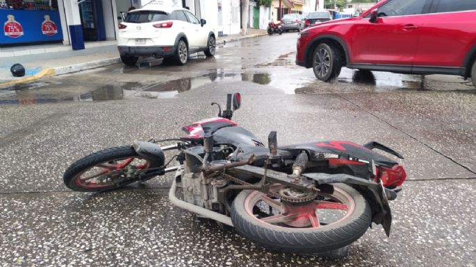 Automóvil choca a pareja de motociclistas en Ciudad del Carmen