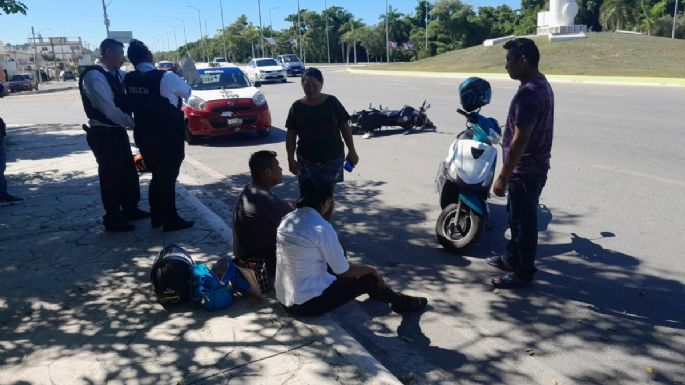 Campeche: Por no respetar su distancia, taxista arrolla a pajera de motociclistas