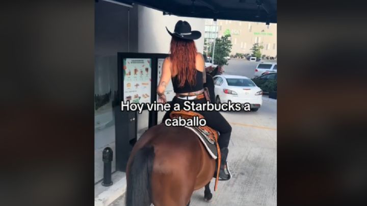 Influencer llega montando a caballo a un Starbucks en Puebla