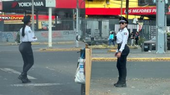 Mujer policía se roba la atención de automovilistas en Guadalajara; la llaman 'Bandida': VIDEO