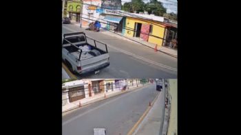 Captan momento en el que un automóvil embiste a un mototaxi con una pasajera en Kanasín: VIDEO