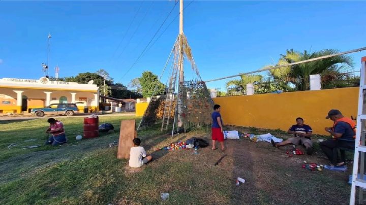 Pobladores de Tikuch, Valladolid, convierten poste de la CFE en árbol de Navidad