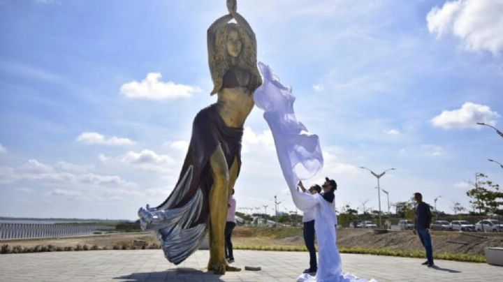 Develan estatua de bronce en honor a Shakira en Barranquilla, Colombia