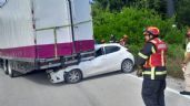 Automóvil queda incrustado bajo un camión de mudanza en Playa del Carmen
