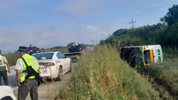 Autobús del Sur vuelca en Champotón y deja seis personas lesionadas