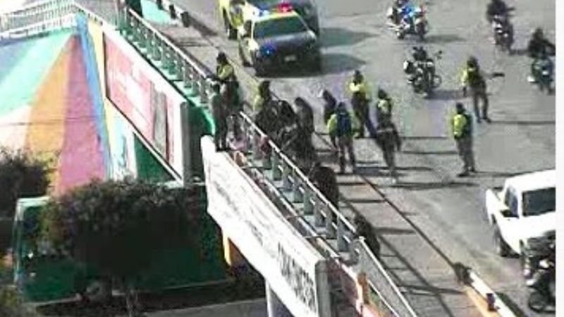 Hombre se arroja de un puente en San Luis Potosí