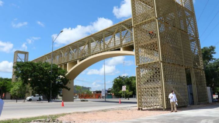 Mujer denuncia a su pareja por agredirla en un puente peatonal del Periférico de Mérida