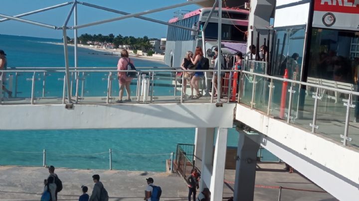Xcaret reta a las autoridades; deja autobús de la terminal marítima de Playa del Carmen