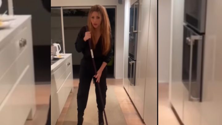 Shakira pasa el 14 de febrero trapeando sola en casa