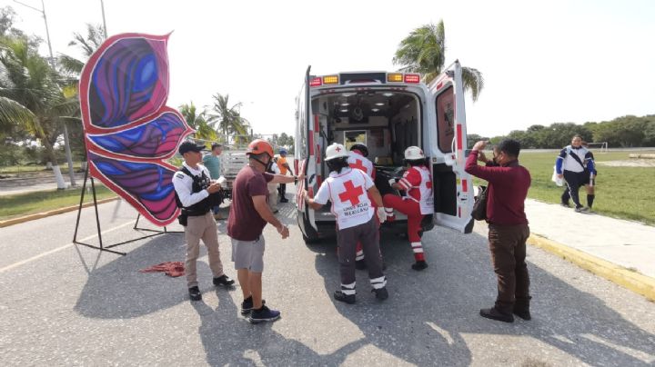 Hombre cae de una camioneta que transportaba adornos para el Carnaval de Ciudad del Carmen