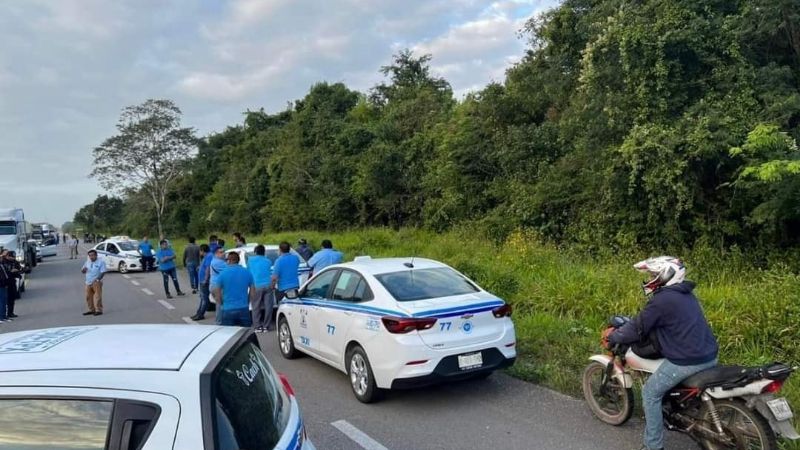 Taxistas de Bacalar bloquean la carretera que se dirige a Felipe Carrillo Puerto