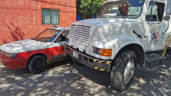 Pipa de Cegsa colisiona con un taxi en Ciudad del Carmen
