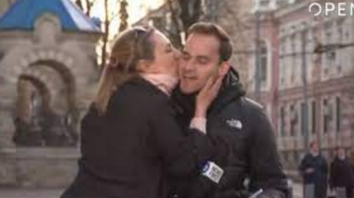 Mujer besa a reportero en programa en vivo: VIDEO
