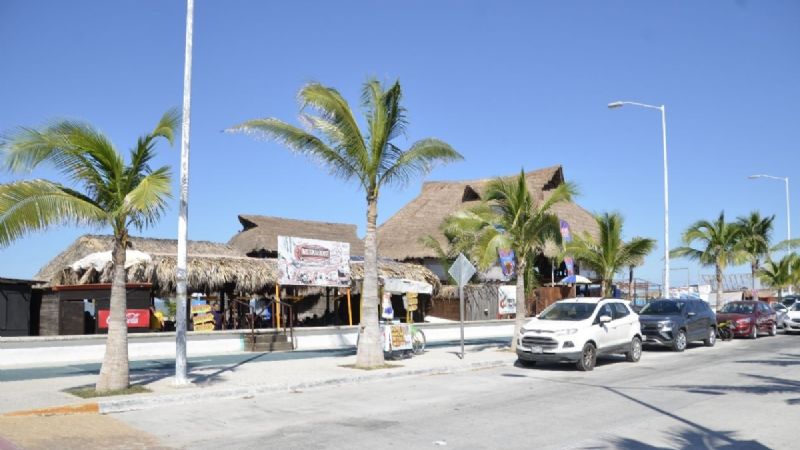 Denuncian robo de energía por comerciantes en postes del Malecón de Ciudad del Carmen