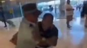Graban a taxista y a un elemento de la Guardia Nacional, forcejeando en el aeropuerto de Cancún