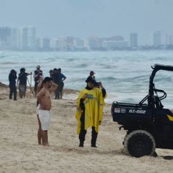 Se mantienen seis playas de Cancún con bandera roja debido al fuerte oleaje: EN VIVO