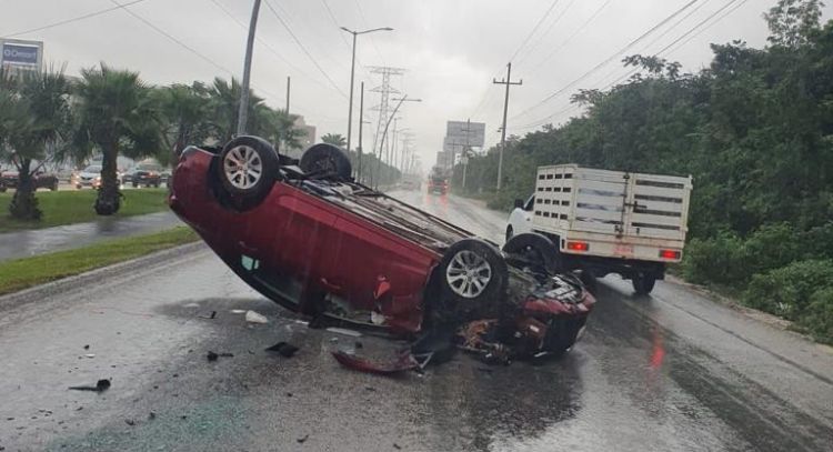 Automóvil se vuelca luego de perder el control por el pavimento mojado en Cancún