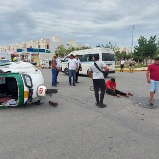 Choque entre un auto y un mototaxi en Playa del Carmen deja dos heridos
