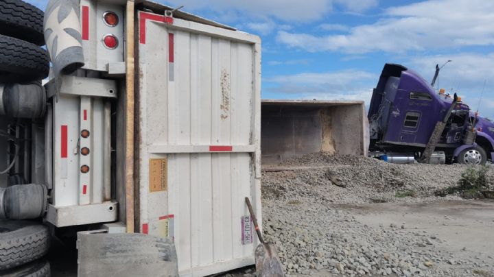Vuelca camión que transportaba material del Tren Maya en la carretera Mérida-Progreso