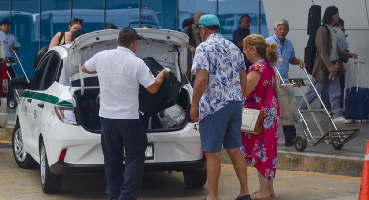 'Jaladores' del aeropuerto de Cancún causan temor e incertidumbre a los turistas