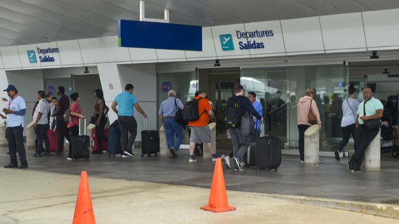 Jaladores del aeropuerto de Cancún: Asur reconoce que son transportistas piratas