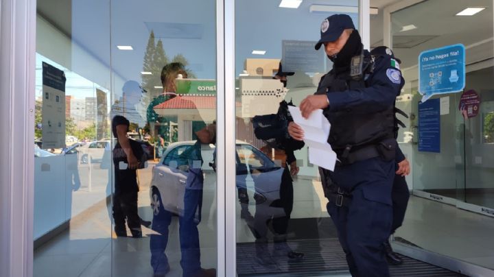 Hombre resulta herido luego de resistirse a ser asaltado afuera de un banco en Cancún