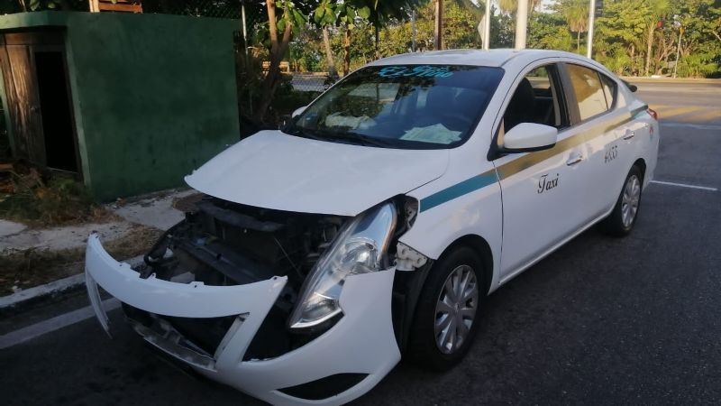Taxistas de Cancún chocan frente a la plaza Kukulcán; hay una Policía lesionada
