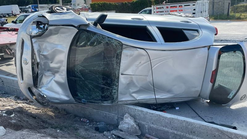 Hospitalizan a conductor tras volcar en Cancún