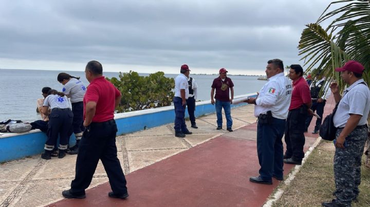 Inmigrante convulsiona en el malecón de Campeche y lo abandonan sus 'amigos'
